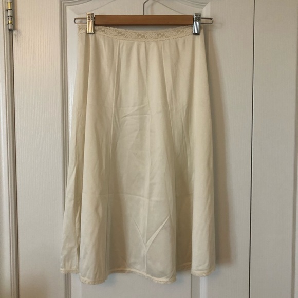 Vintage Dresses & Skirts - Vintage Cream Satin Slip